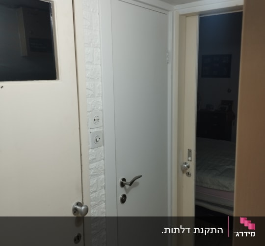 דלתות פנים לבנות ומשקופים במסדרון הבית